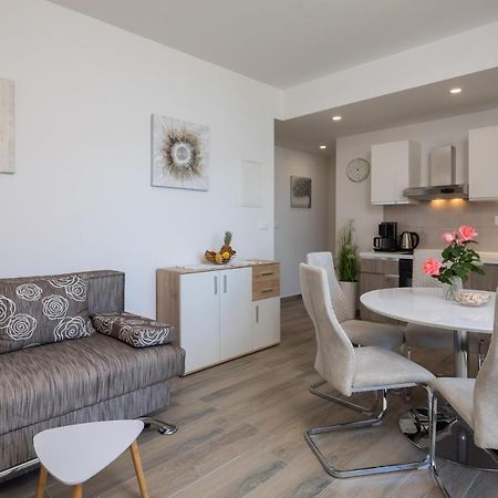 Apartments 20 Meters From The Beach Jesenice  Exterior foto